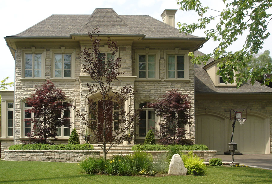 naruzhnaya otdelka doma prirodnym kamnem